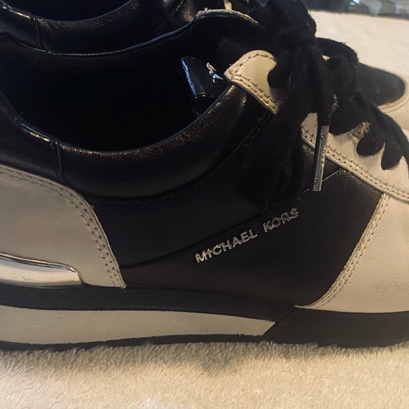 Almost Brand New Women’s Fine Leather Sneakers By MICHAEL KORS - box 4 - Picture 7 of 8